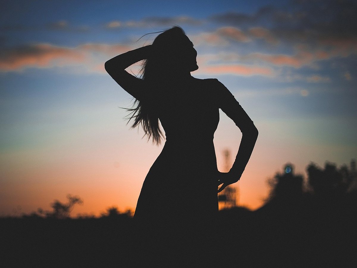 Silhouette respirant face au coucher du soleil